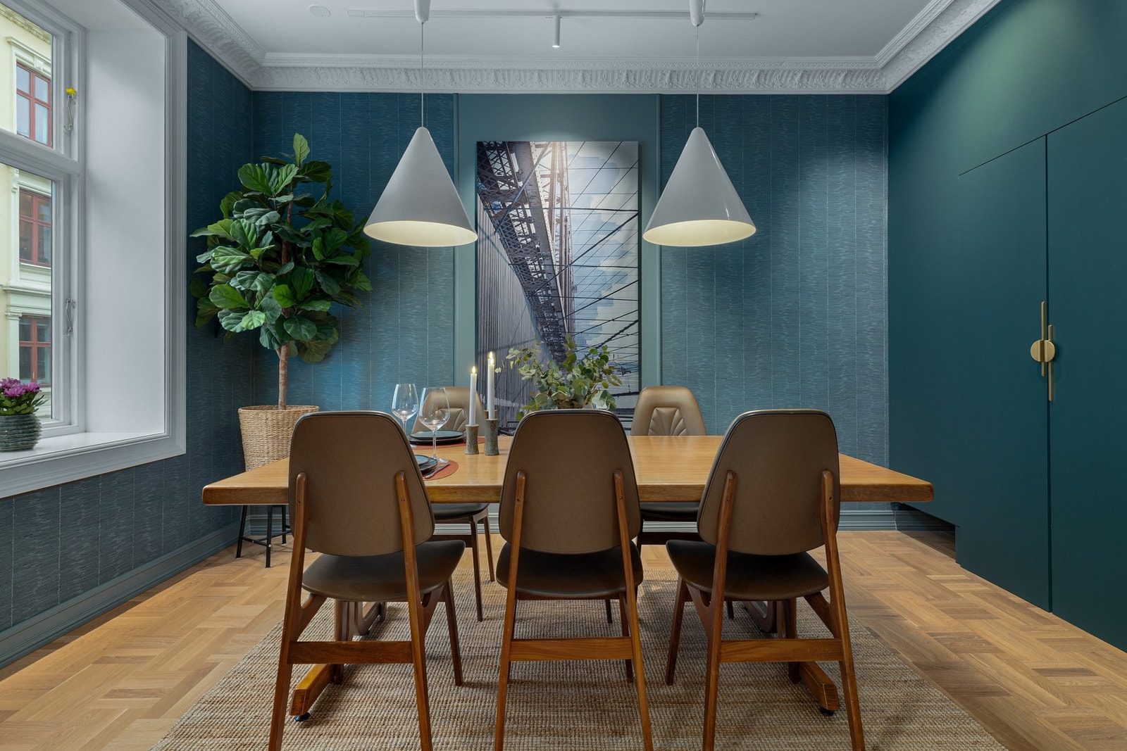 Fra kjøkkenet kommer du videre inn til spisestuen. Høy standard med parkett på gulv, elektrisk gulvvarme, skjult elektrisk anlegg og tapetserte vegger som gir et eksklusivt uttrykk. Galleribilde