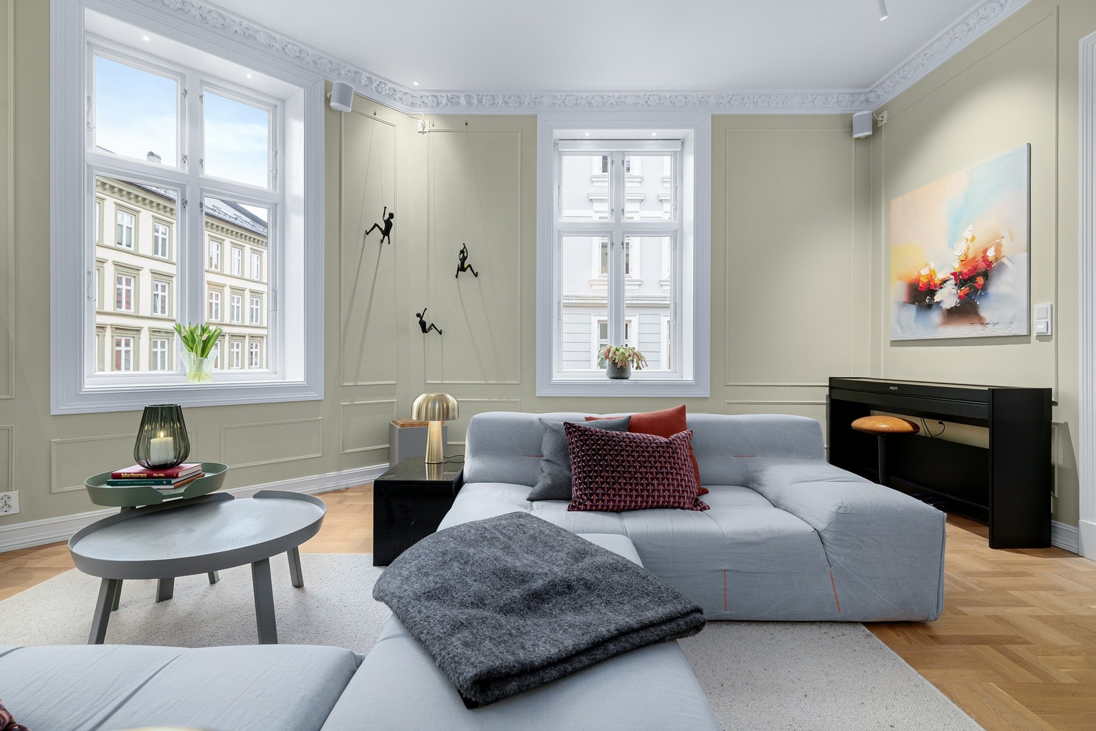 Store vinduer og takhøyde på ca. 2,9 meter gir en god og luftig romfølelse. Her får du klassiske detaljer kombinert med moderne komfort og høy standard! Galleribilde