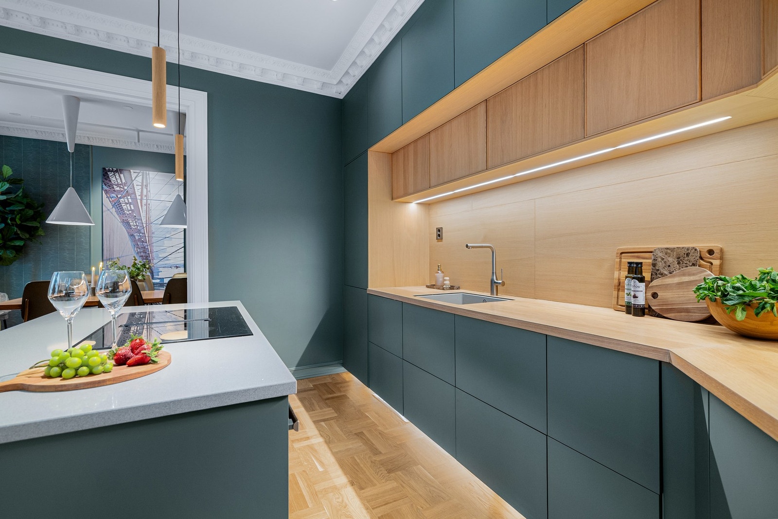 Innredningen har stilrene glatte fronter i samme farge som veggene og heltre benkeplate med underlimt oppvaskkum. God belysning med downlights i himlingen kombinert med lysstriper både under overskapene og i sokkelen. Galleribilde