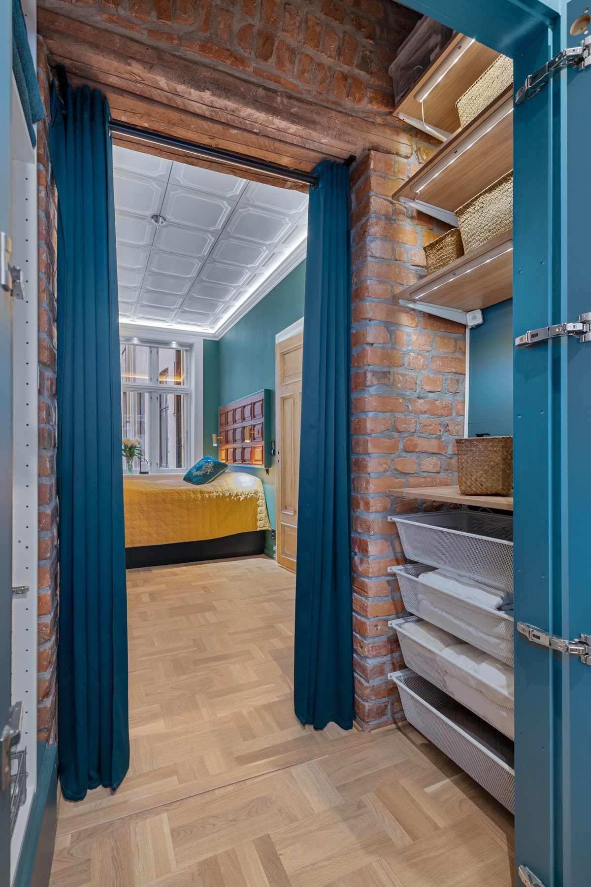 Mellom spisestuen og soverommet er det en mellomgang med god oppbevaringsplass i åpen garderobeløsning. Galleribilde