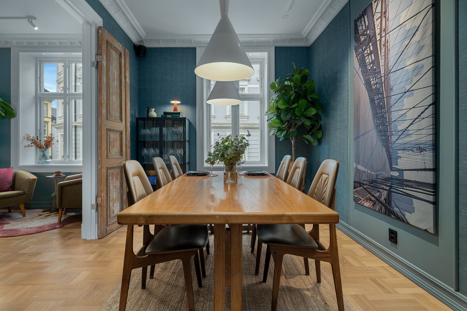 Også dette rommet har stor klassisk vindusflate som slipper inn fint lys, god takhøyde på ca. 2,9 meter og flott stukkatur i himlingen. Galleribilde