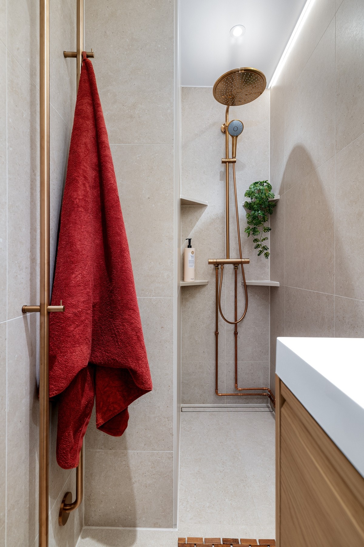 Baderommet har delikate fliser på gulv og vegger, deilig gulvvarme, downlights og lyslist i himlingen, og mekanisk avtrekk. Galleribilde