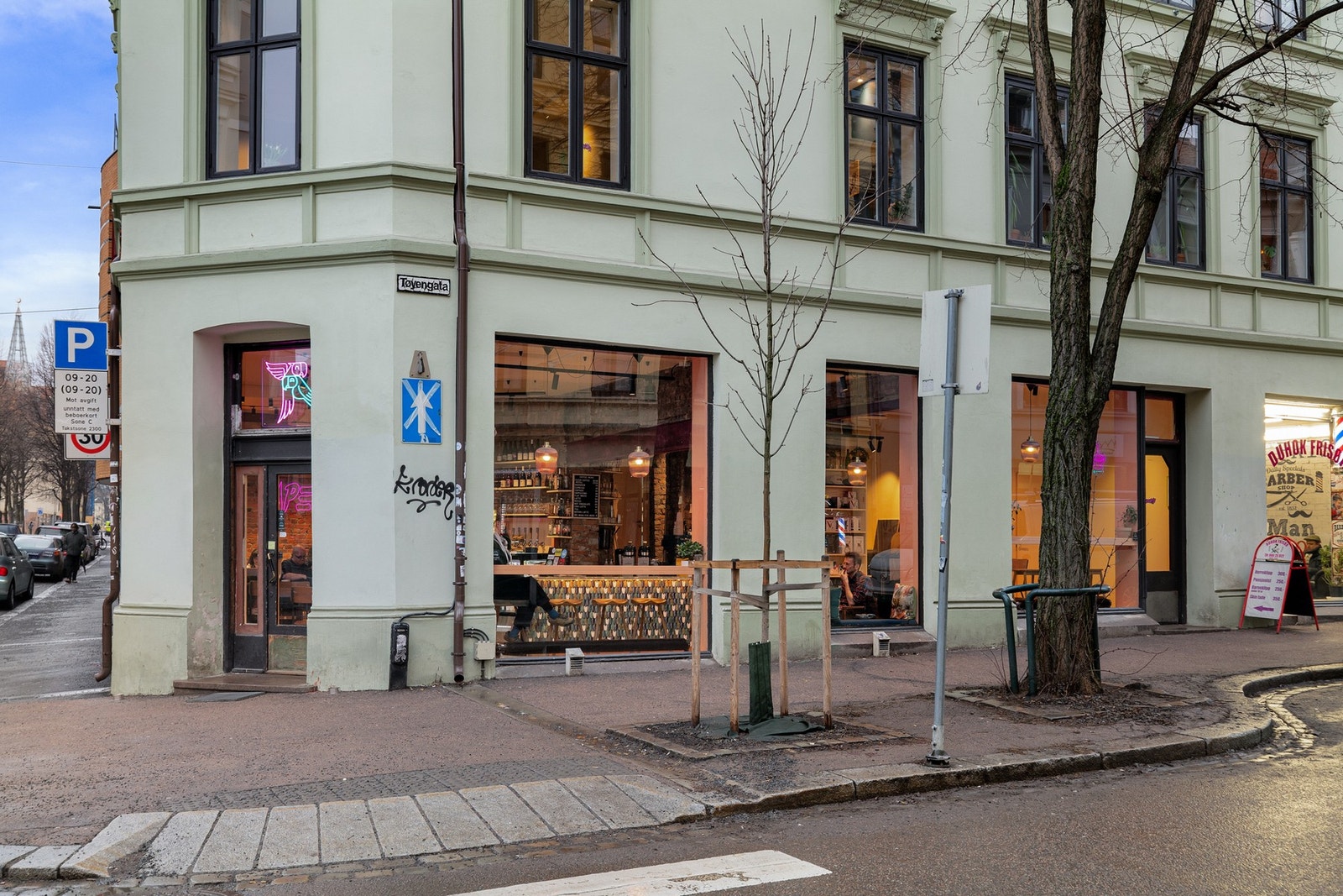 I samme bygg ligger Papegøye som er en populær kafé og vinbar, og det er få minutters gange til Tøyen Torg med butikker, bibliotek og spisesteder. Galleribilde