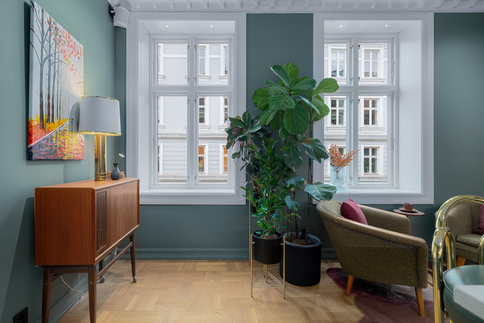 Kjøkkenet har to store klassiske vinduer som slipper inn rikelig med naturlig lys. Alle vinduene i leiligheten var nye i 2018, og det er fine brede vinduskarmer for planter og dekor. Galleribilde