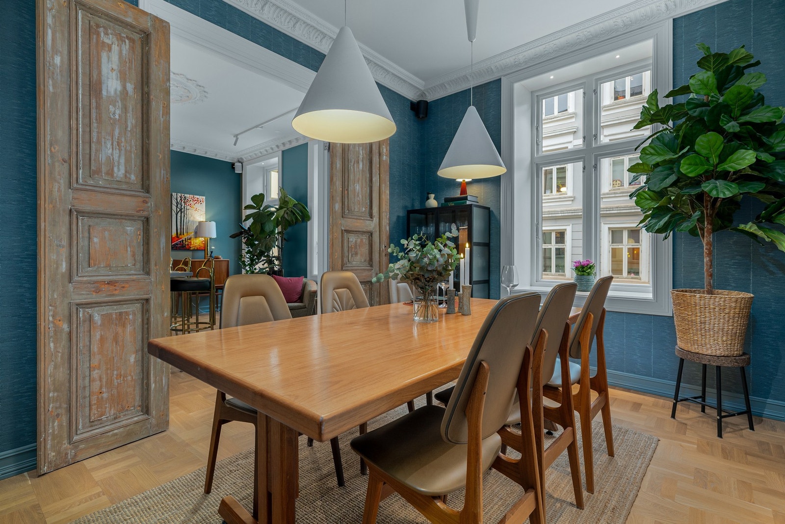 Mellom spisestuen og kjøkkenet er det flotte originale fløydører. Galleribilde