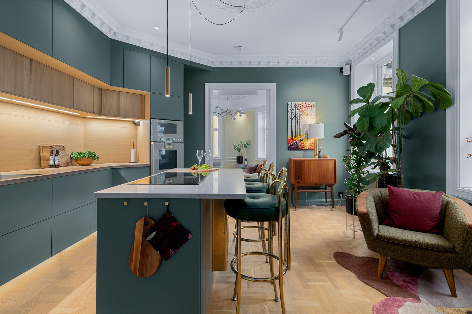 Som et fint midtpunkt i rommet er det en stor kjøkkenøy som gir ekstra god skap- og benkeplass, samt en hyggelig sitteplass med barstoler. Galleribilde