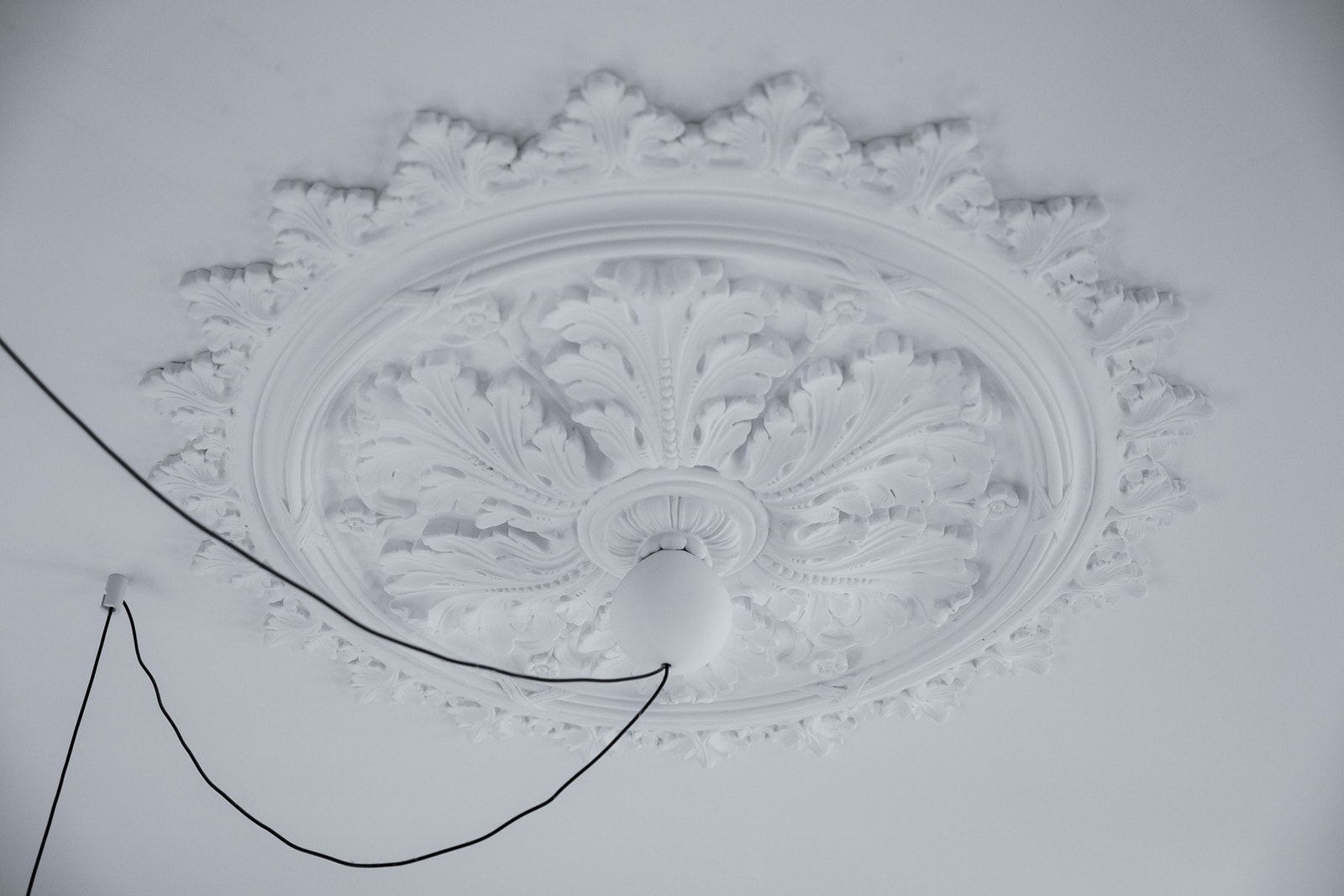 I himlingen er det klassiske detaljer som en nydelig rosett og flott stukkatur. Galleribilde