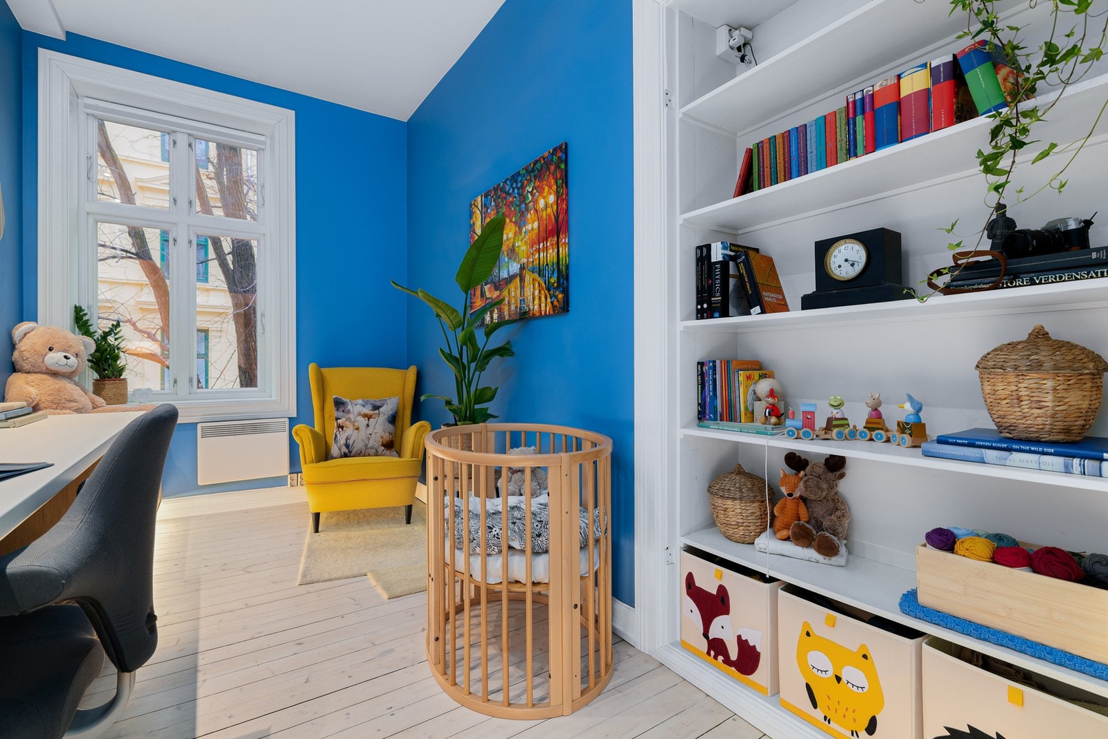 Soverommet har lyse originale tregulv, glatte malte overflater, skjult elektrisk anlegg og downlights i himlingen. Galleribilde