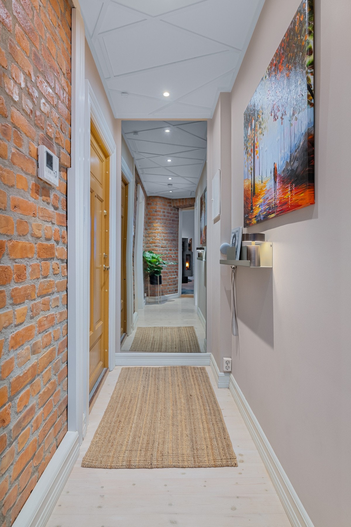 Når du entrer leiligheten, får du umiddelbart er positivt inntrykk av den gjennomførte og flotte leiligheten med sin høye standard. Galleribilde