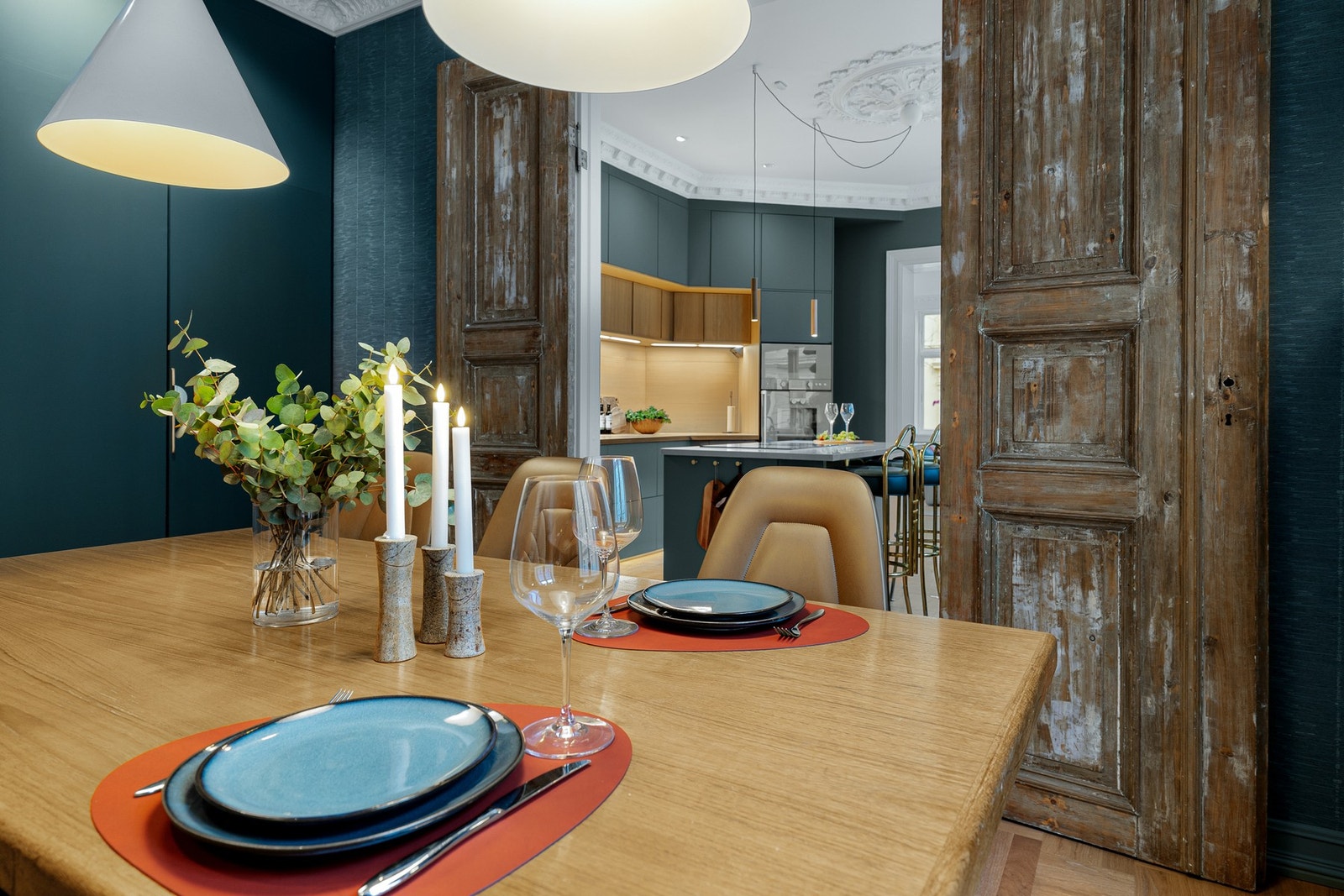 Spisestuen har mange bruksmuligheter og kan enkelt innredes etter eget ønske og behov. Rommet passer også fint som tv-stue eller soverom. Galleribilde