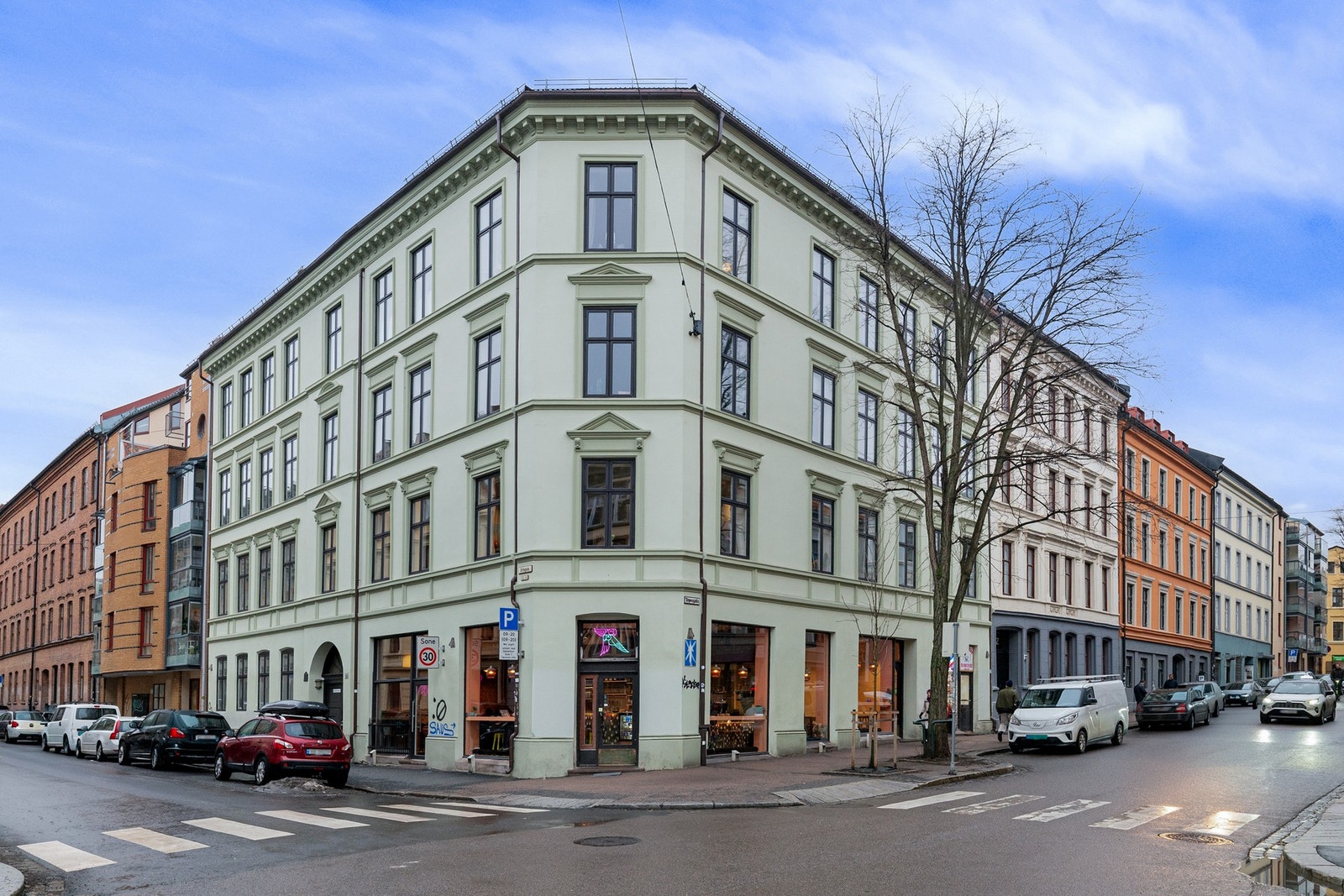 Leiligheten har en sentral, men tilbaketrukket beliggenhet midt i mellom Grønland og Tøyen. Galleribilde