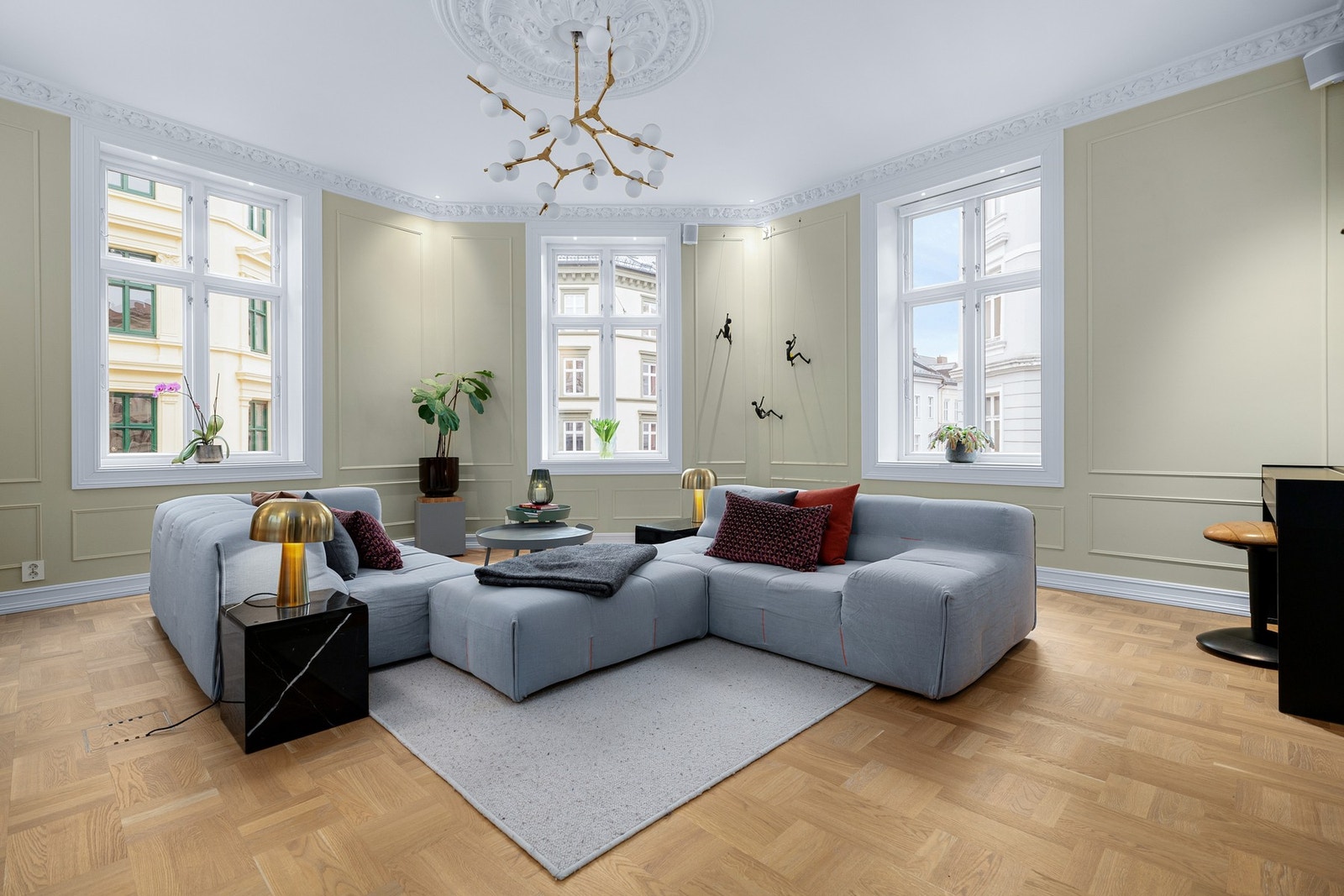 En utrolig flott, gjennomført og svært påkostet 3-roms hjørneleilighet med gjennomgåend høy standard. Galleribilde