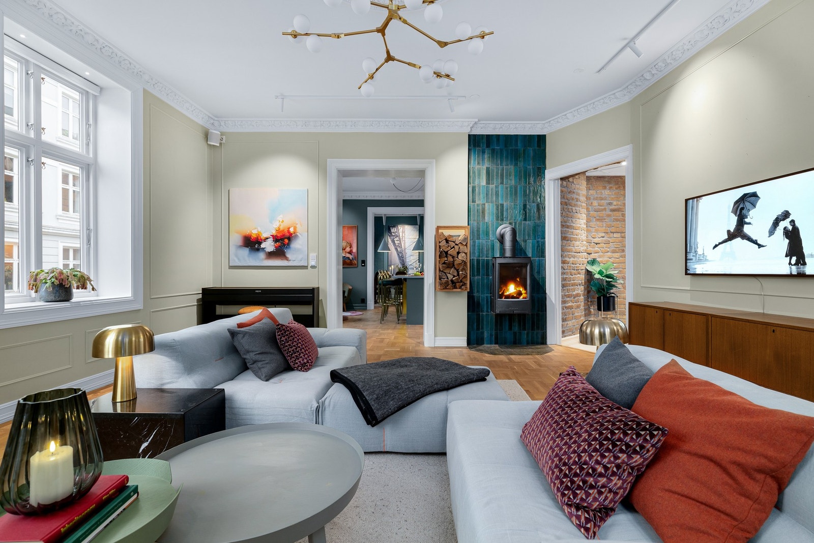 Leiligheten ligger på hjørnet i byggets 2. etasje, og har en god planløsning med 3 oppholdsrom på rekke og 2 soverom. Galleribilde