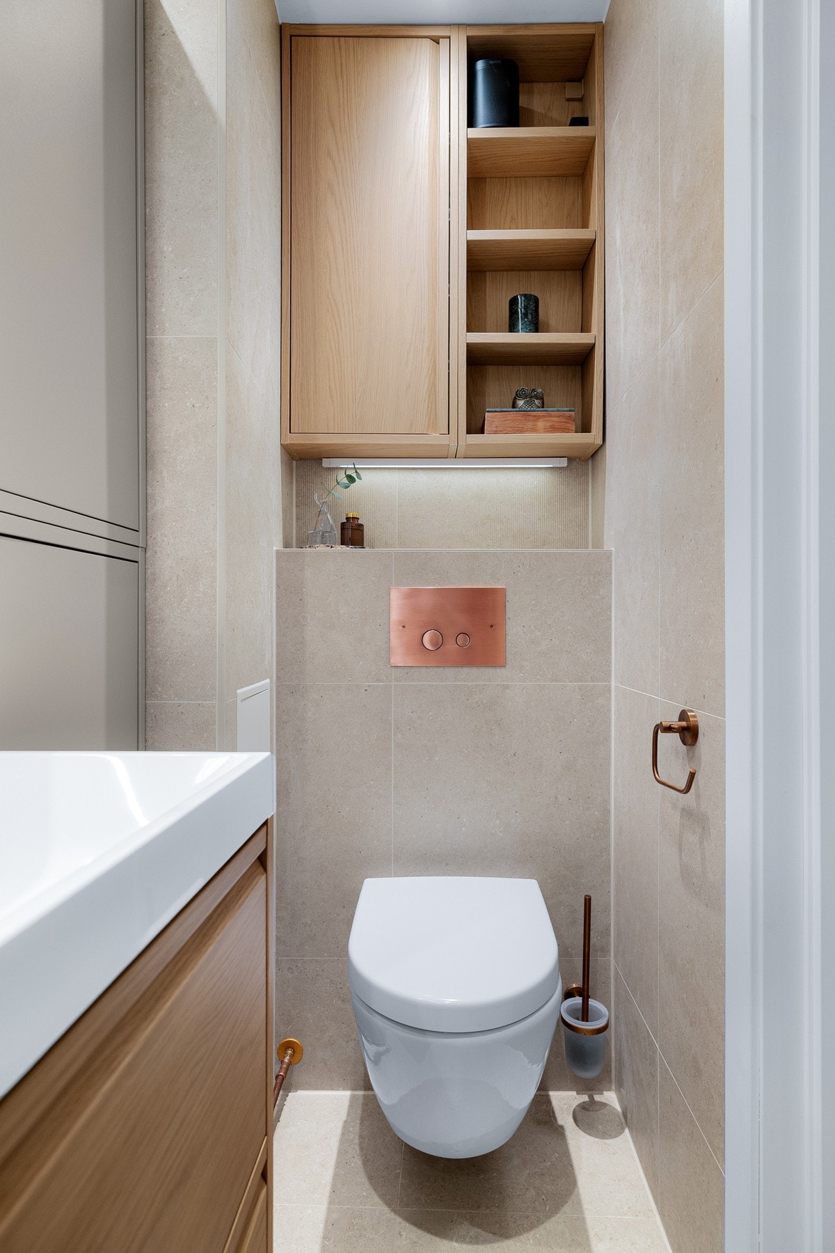 Baderommet er også utstyrt med vegghengt toalett med skap over. Galleribilde