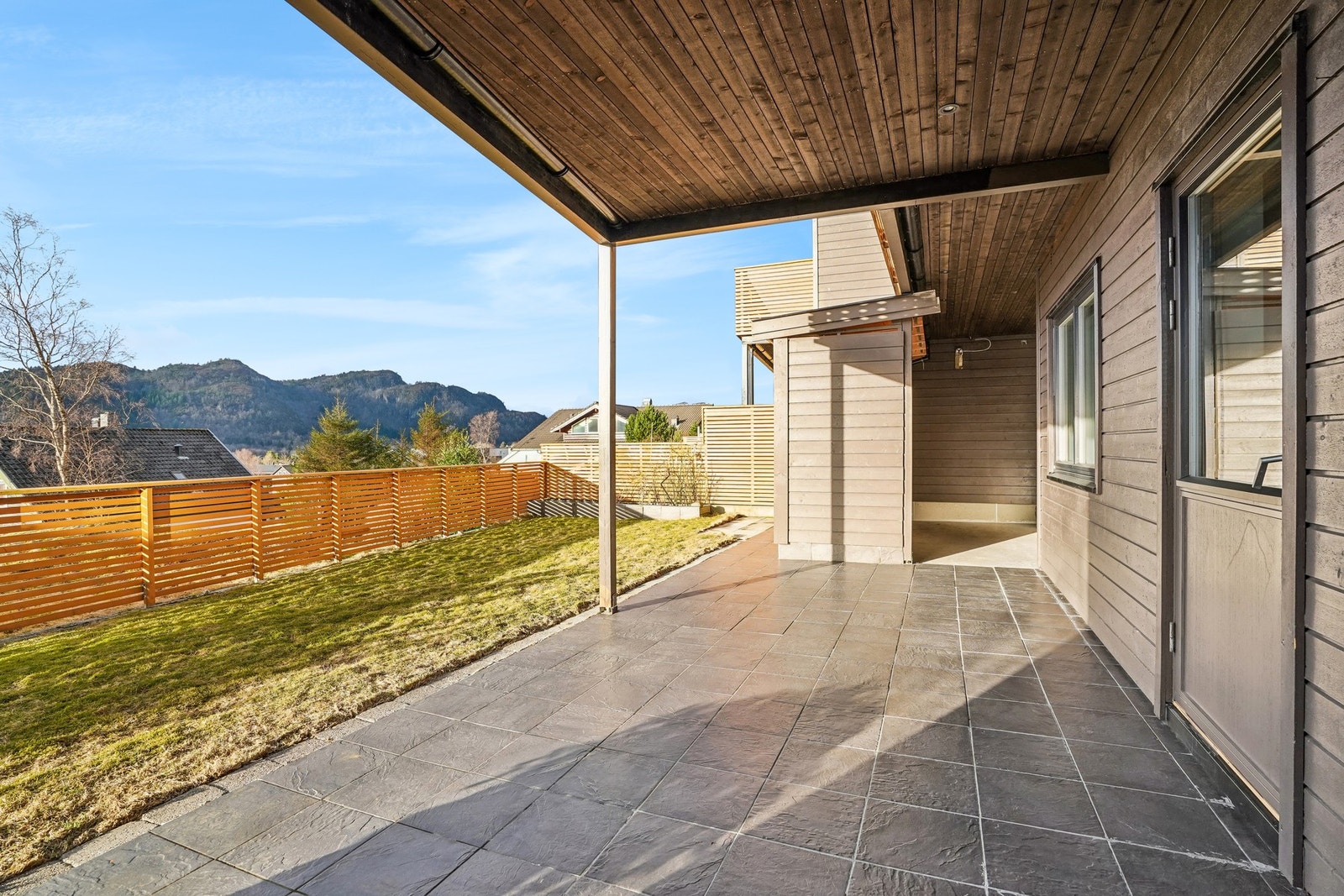 - en overbygd flislagt terrasse på 21 kvm mot syd, og her er det enkel adkomst til hagen. Galleribilde