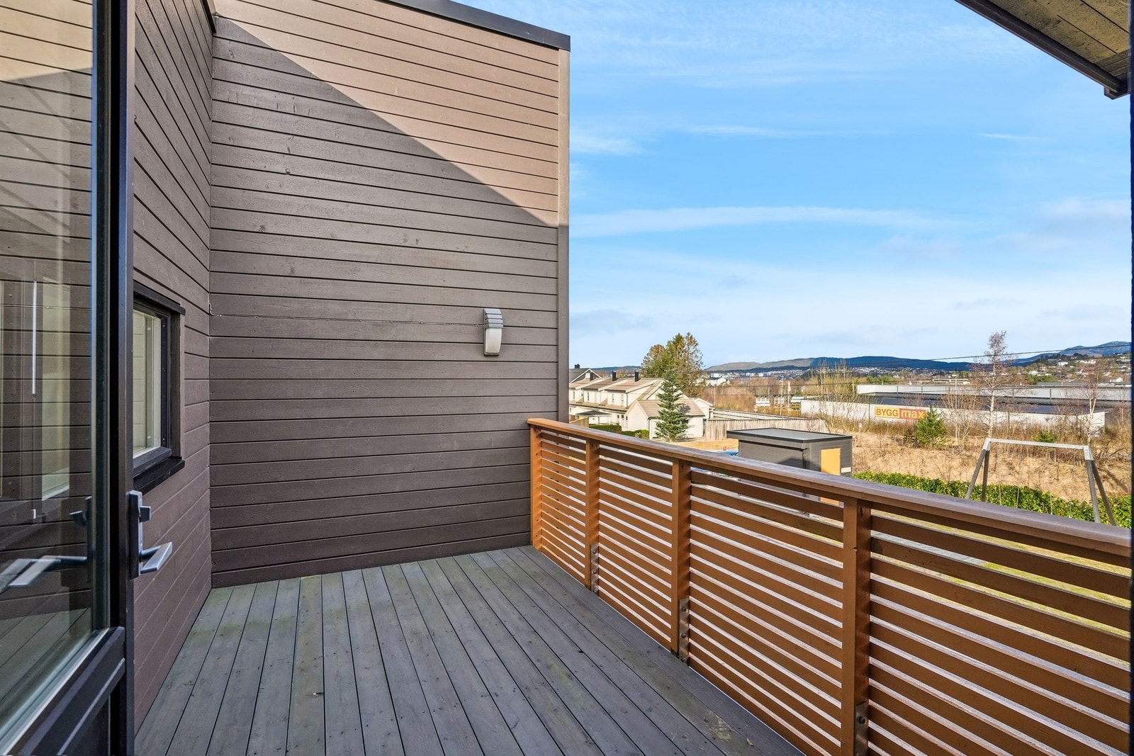 Fra soverommet er det utgang til en nordvendt takterrasse over garasjen på 7,5 kvm, og her nyter man sval skygge på varmere dager, samt kveldssolen til sent på kveld. Galleribilde