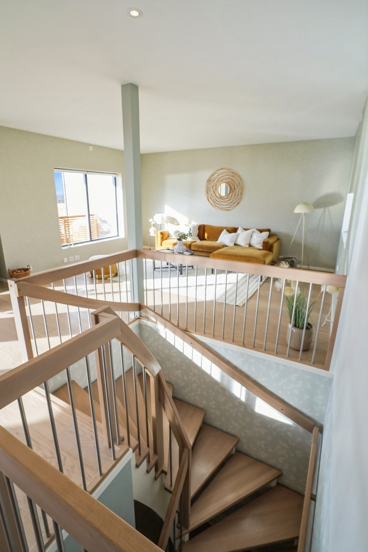 En flott tretrapp binder etasjene sammen. Galleribilde