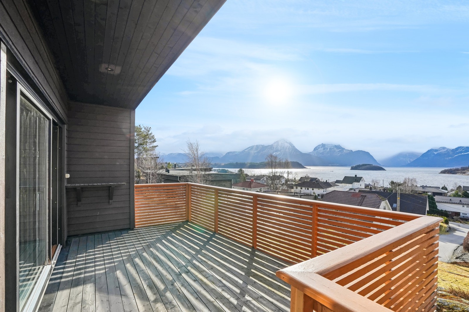 Delvis overbygd veranda på 21 kvm mot syd med svært gode sol- og utsiktsforhold. God plass til en hyggelig sittegruppe og grillen. Galleribilde