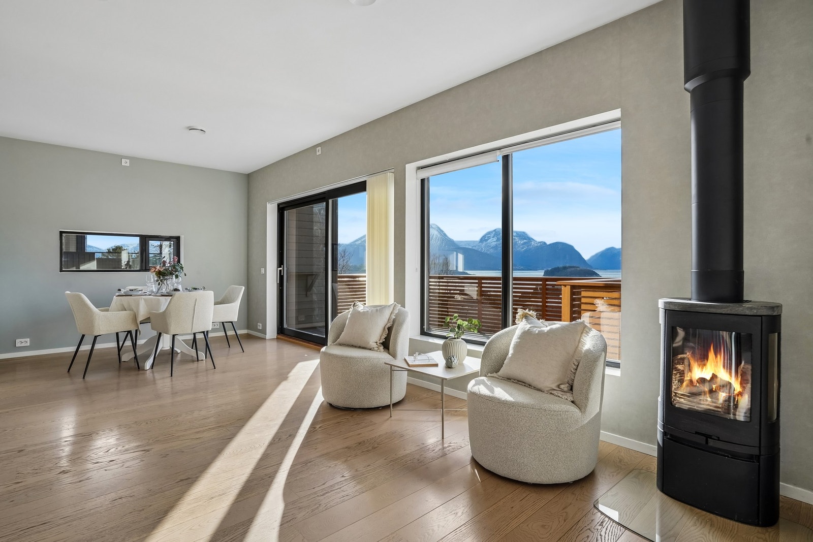 Her får du en bolig som har et gjennomgående moderne fargevalg på vegger, og gulvflater belagt med én-stavs parkett. Galleribilde