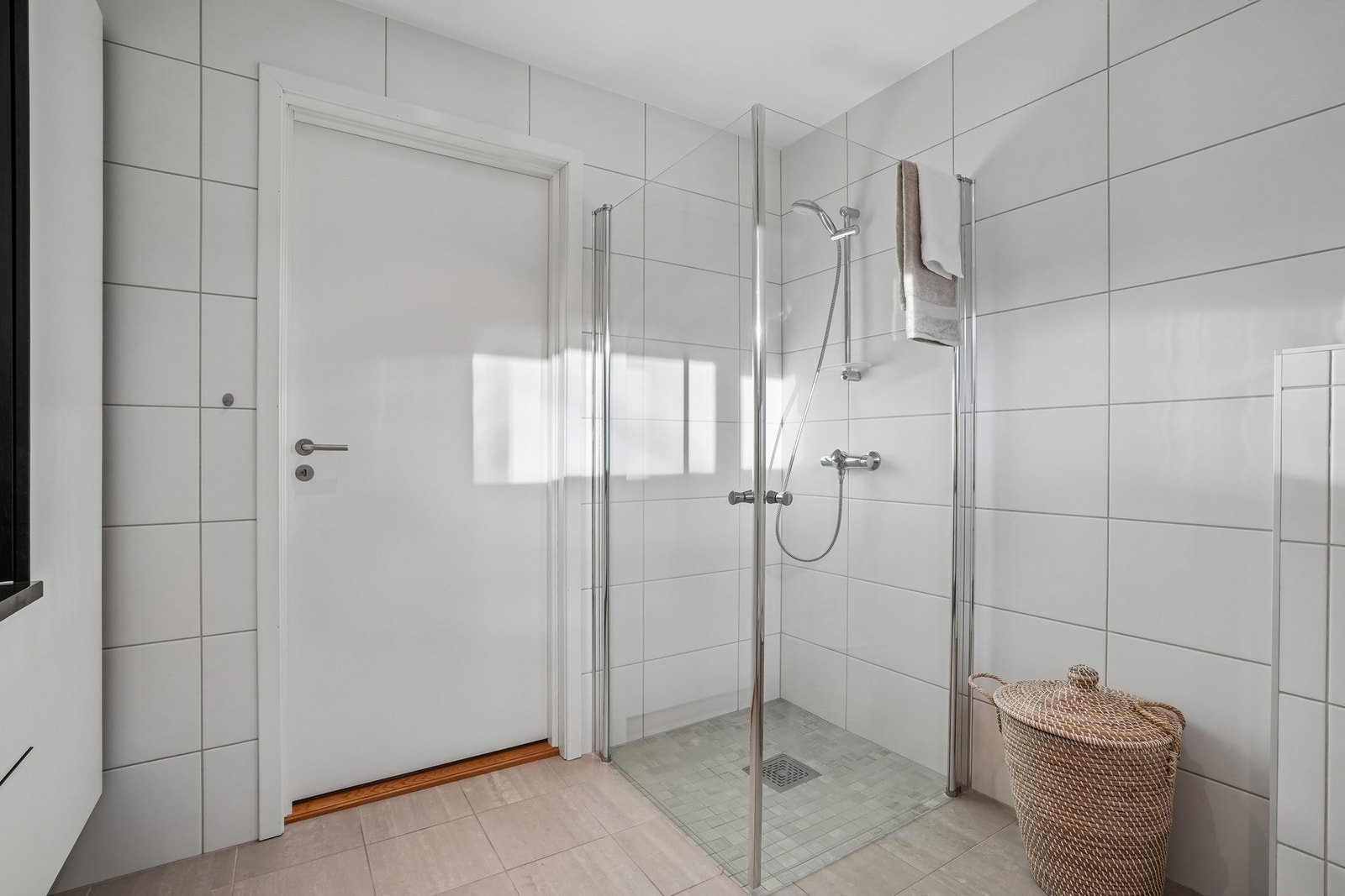 Innredet med servantinnredning med hvite høyglans fronter, helstøpt porselen servantplate, speilskap, vegghengt toalett og dusjhjørne. Ett høyskap med speildører. Galleribilde