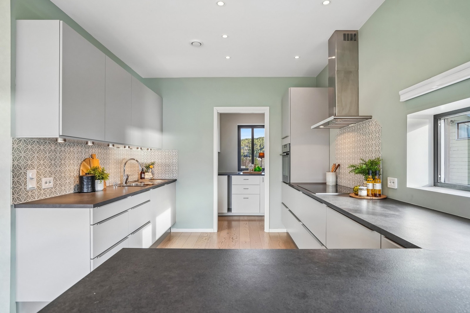 Integrerte hvitevarer som stekeovn, induksjon platetopp og oppvaskmaskin medfølger i handelen. Galleribilde