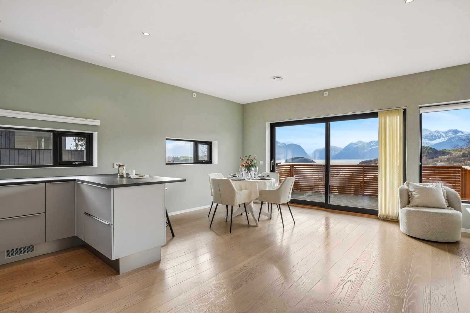 Spisebordet er naturlig plassert i åpen løsning mellom kjøkken og stue. Galleribilde