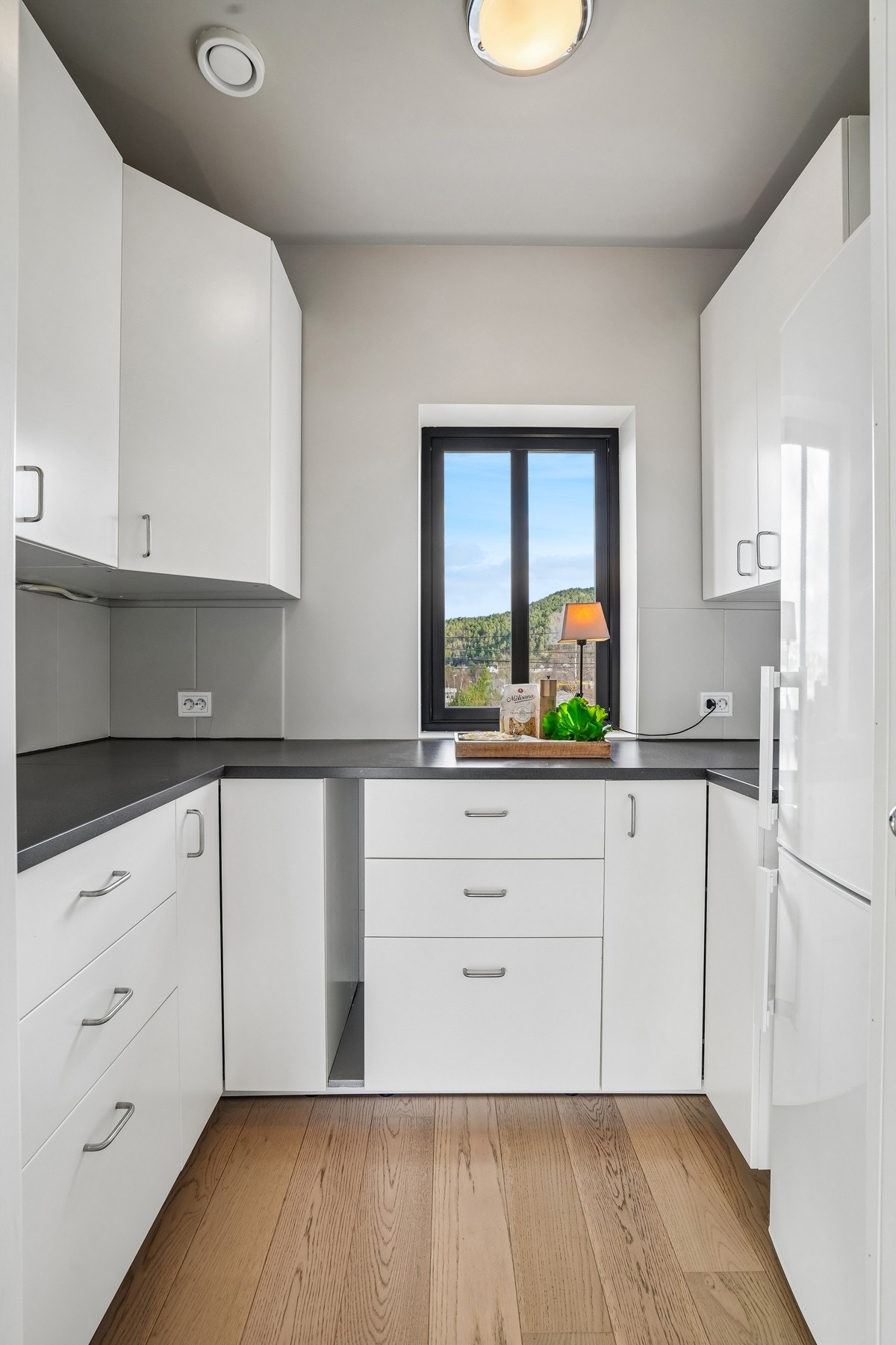 Ved kjøkkenet har du en bod som benyttes som grovkjøkken. Innredning med hvite glatte fronter og laminat benkeplate. (Rommet er byggemeldt som bod, søknadspliktig bruksendring - se salgsoppgave for mer info). Galleribilde