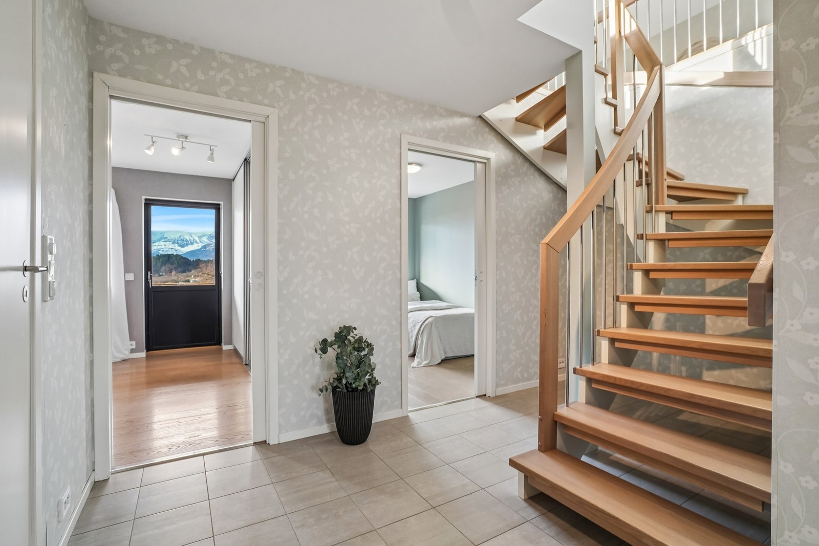 Vi beveger oss ned til 1.etasjen hvor vi finner blant annet tre soverom, bad og vaskerom. Galleribilde