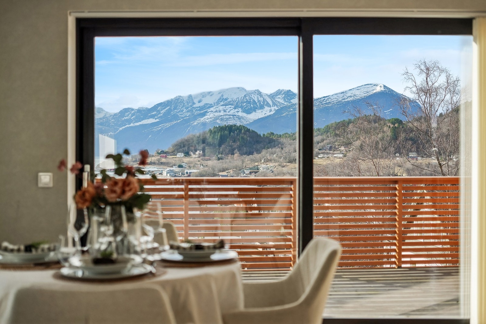 Store vinduer, dekket bord og Sunnmørsalpene som rammer inn dagen - noen ganger er utsikten den beste gjesten. Galleribilde