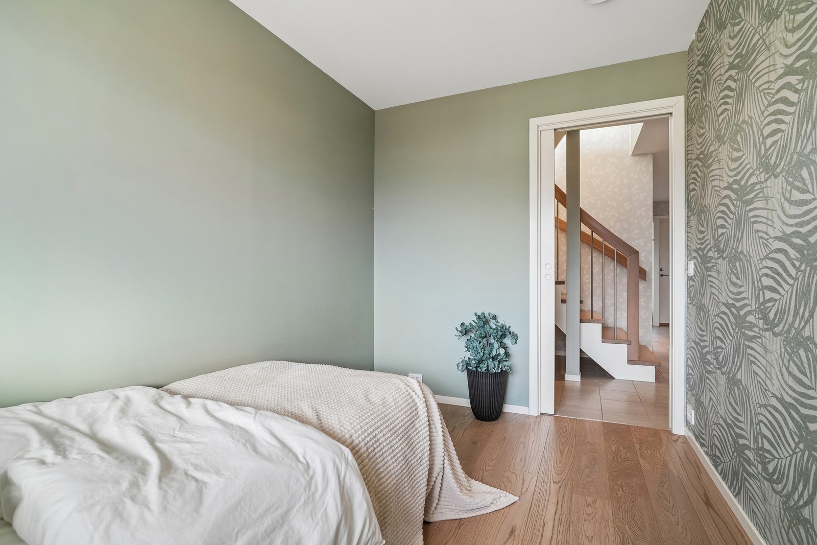 God plass til enkeltseng, nattbord og garderobeløsning. Galleribilde