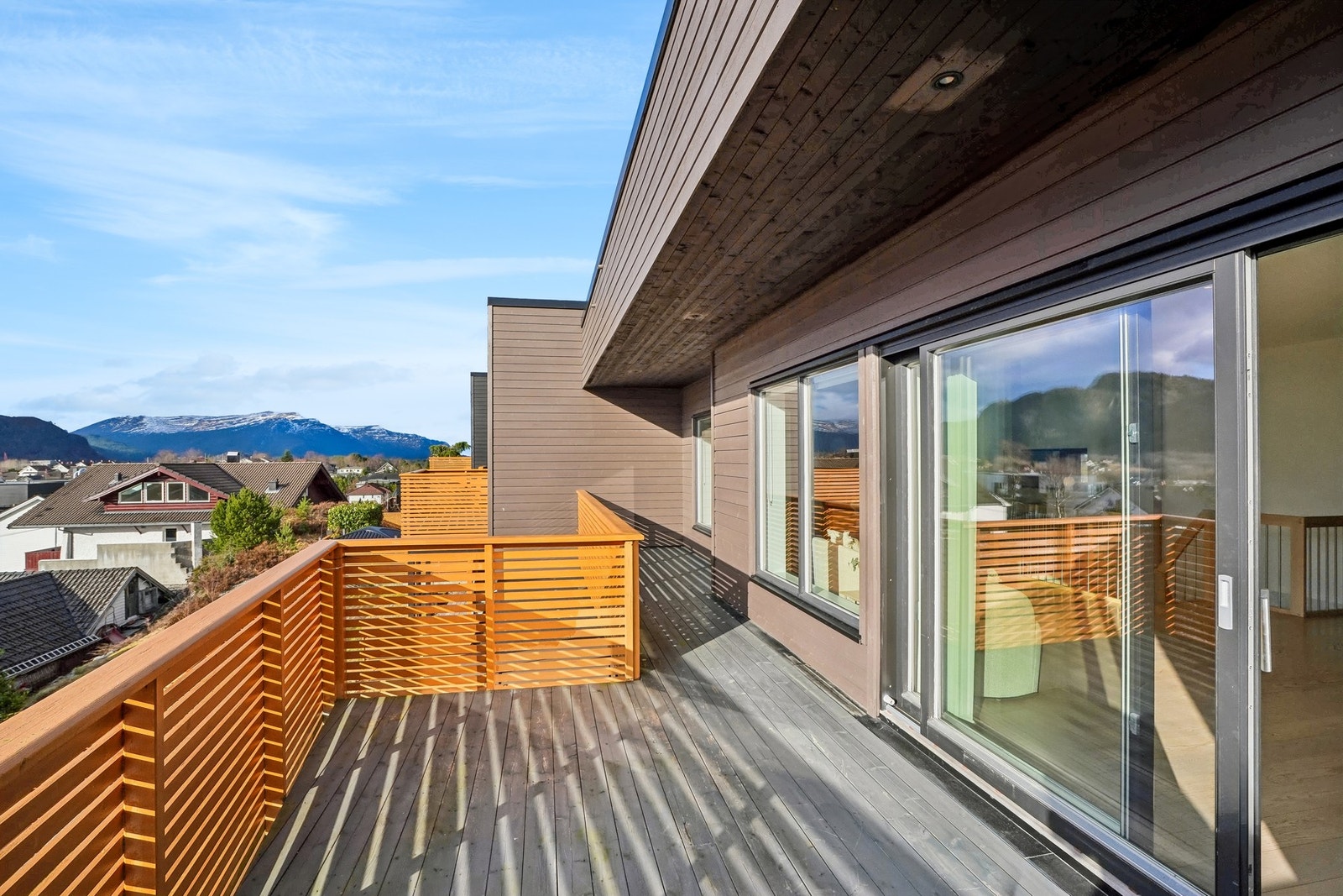 Verandaen har god plass til sittegruppe i flere soner. Galleribilde