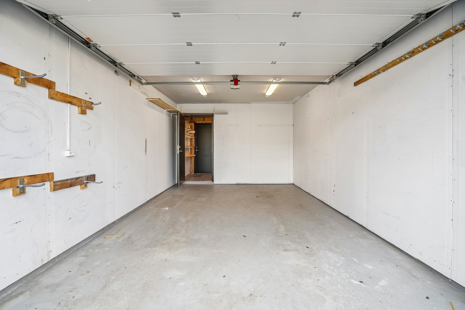 Bilen parkeres i garasje. Opprinnelig byggemeldt som carport (søknadspliktig bruksendring - se salgsoppgave for mer for info). Galleribilde