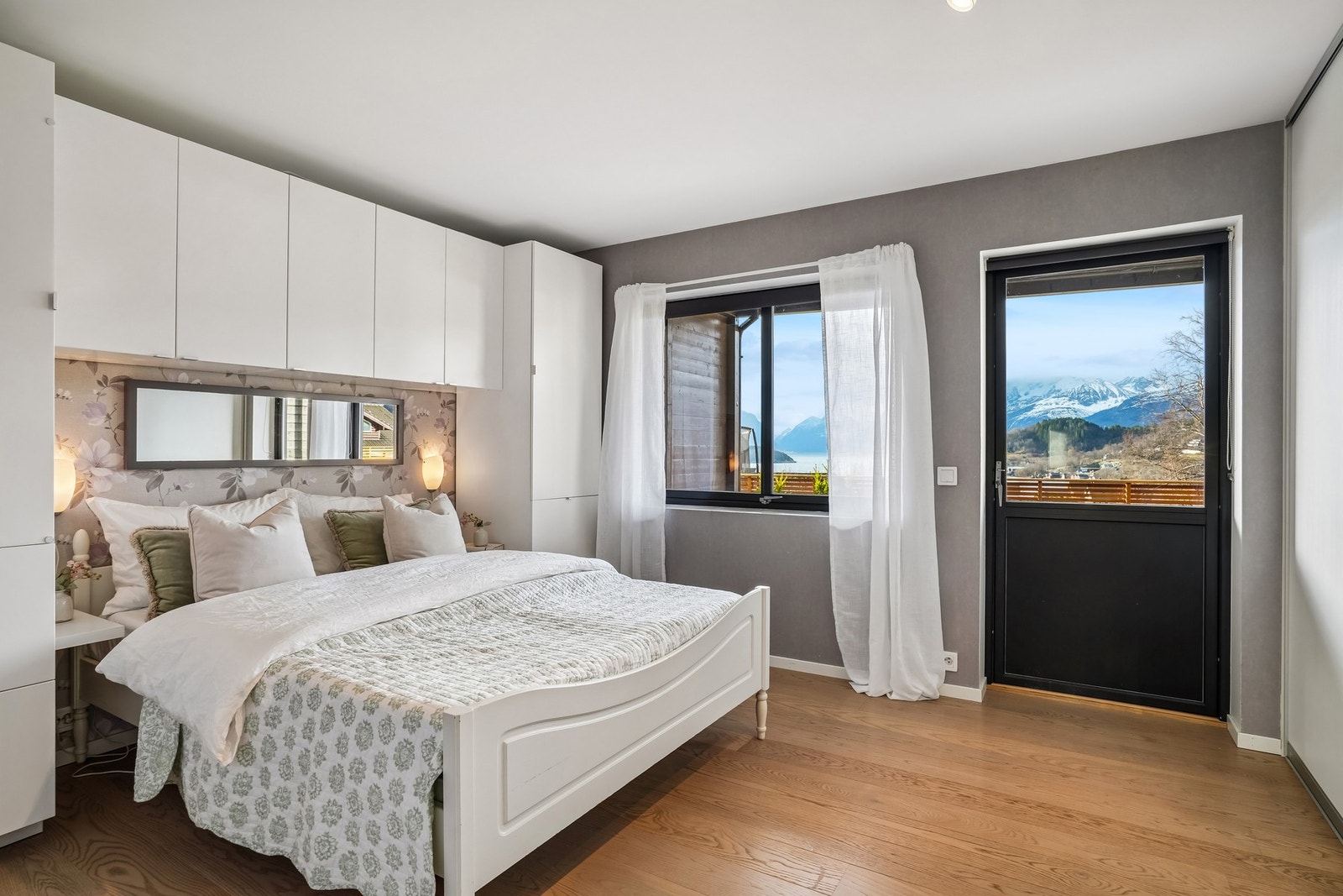 Hovedsoverommet er av meget god størrelse med et areal på ca. 15 kvm. Rommet inviterer til ro, komfort og gode morgener. Galleribilde