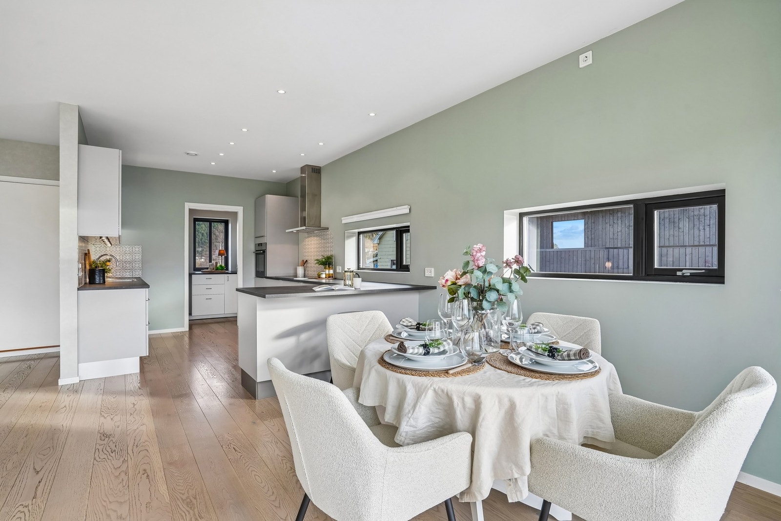 Spisegruppen danner et naturlig samlingspunkt i boligen, med god plass til hyggelige måltider og sosiale sammenkomster. Galleribilde