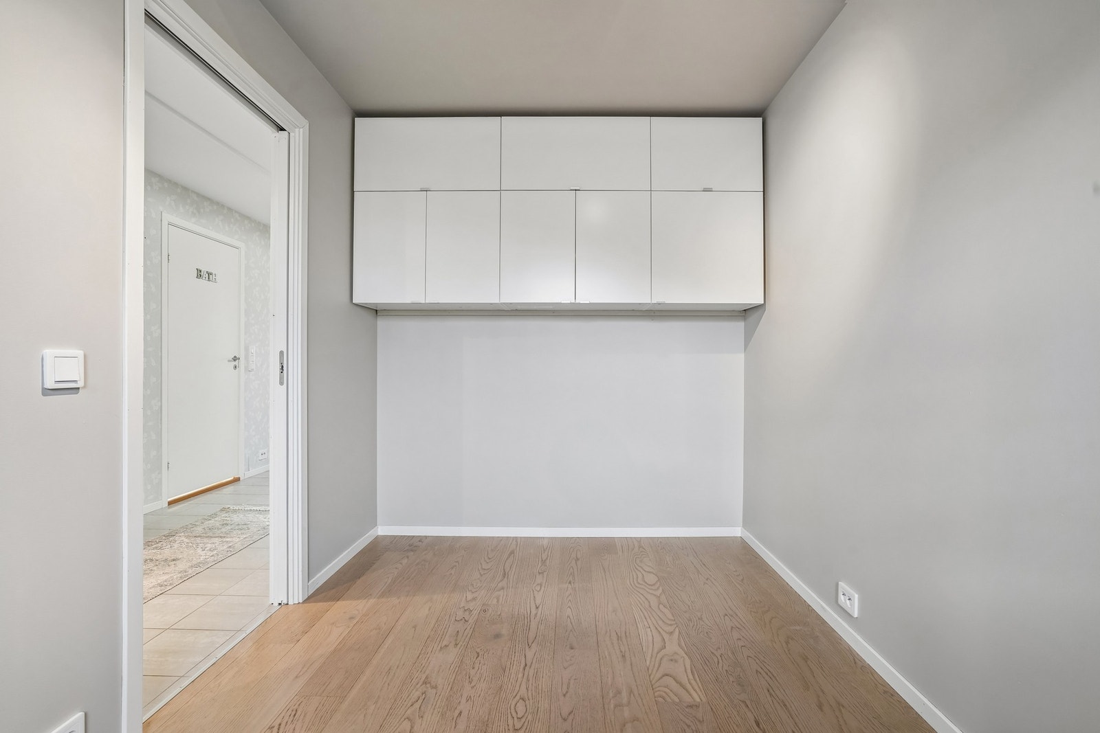 Rommet kan fint innredes med ønsket sengestørrelse og nattbord. Her er det montert skap på vegg. Galleribilde