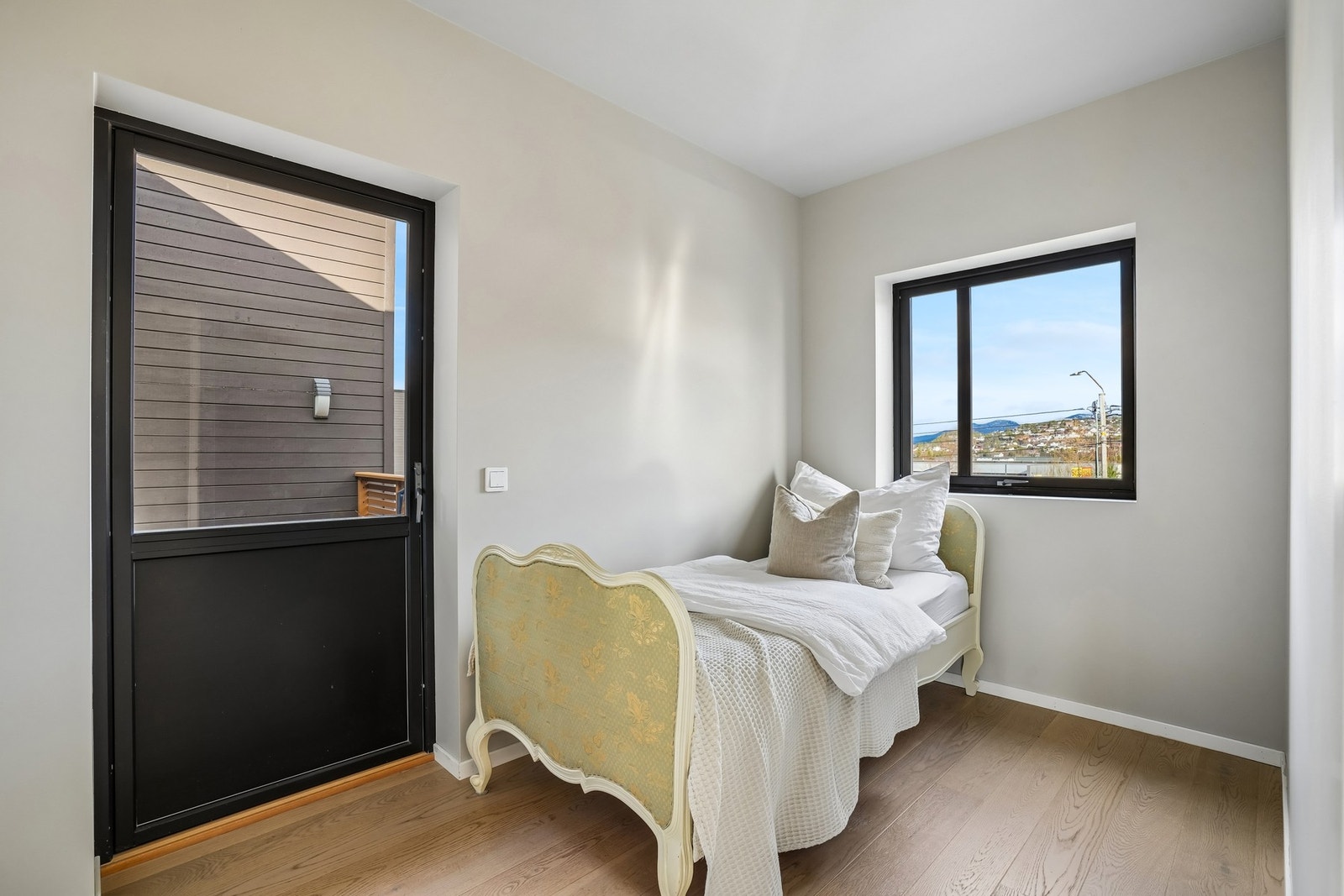 Det er ett soverom i hovedetasjen på 7,5 kvm med god plass til møblering. Rommet kan fint brukes som kontor eller gjesterom. Galleribilde