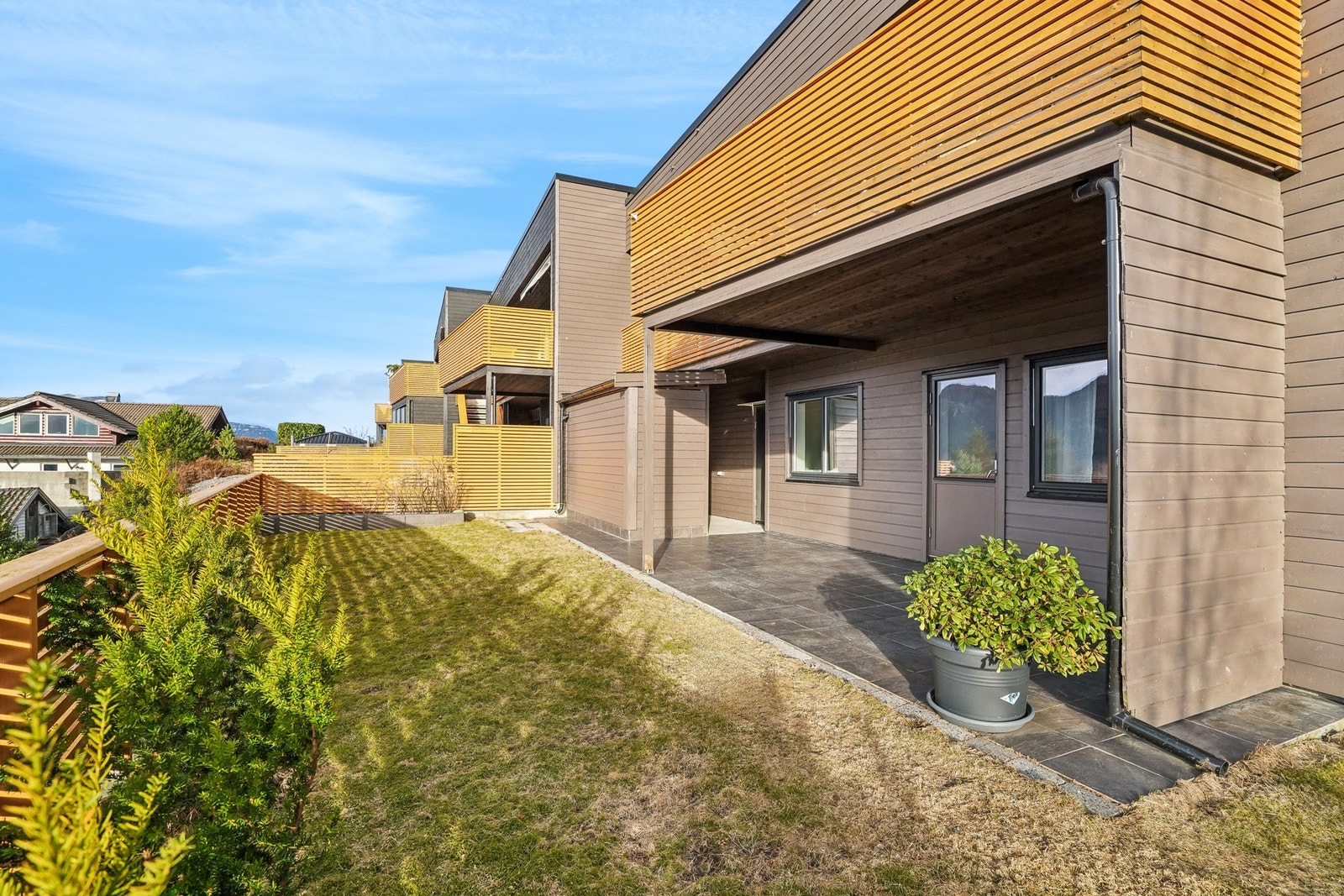 Lunt og trygt for både liten og stor i hagen. Galleribilde