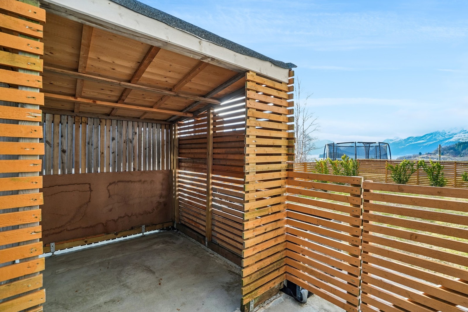 Praktisk og lunt søppelskur. Galleribilde