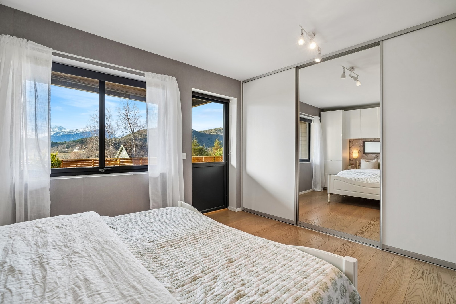 Det er godt med oppbevaringsplass i skyvedørsgarderoben fra Leba og i skapene ved sengen. God plass til dobbeltseng. Galleribilde