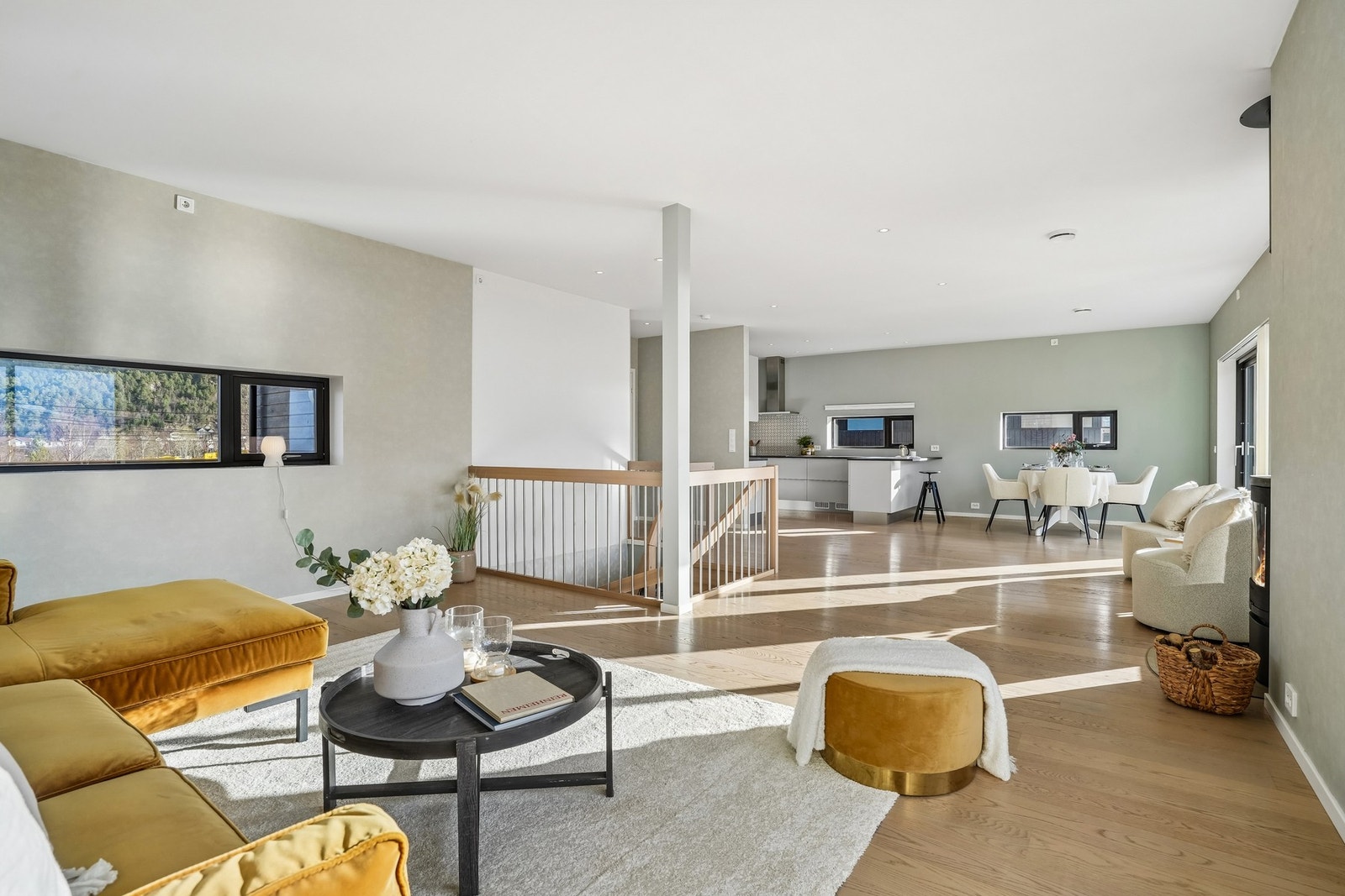 Komforten i boligen ivaretas av balansert ventilasjon og vedovn. Store vindusflater som gir gode lysforhold, kombinert med downlights som gir jevn og behagelig belysning. Galleribilde