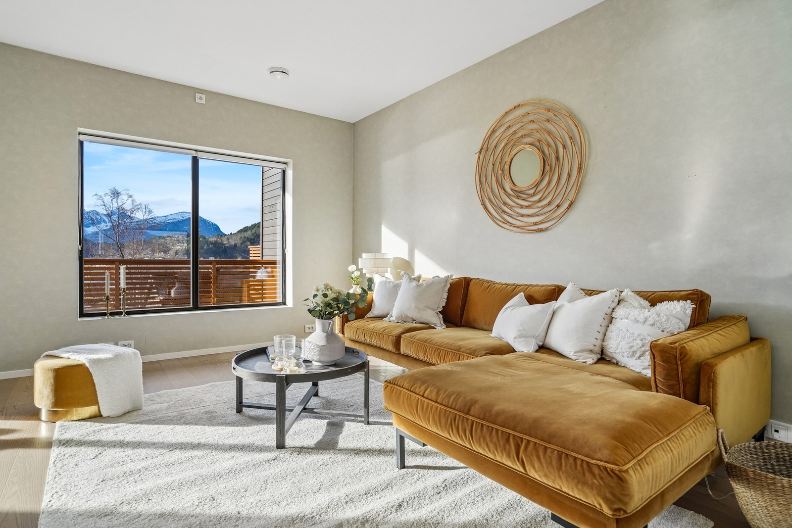 Lys og delikat stue med god plass til ønsket sofagruppe og tilhørende møblering. Galleribilde