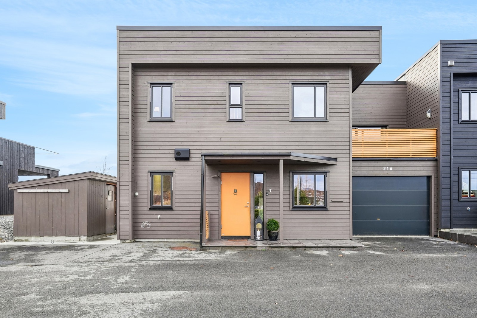 Fint overbygd inngangsparti. Det er vannutkaster på vegg. Galleribilde