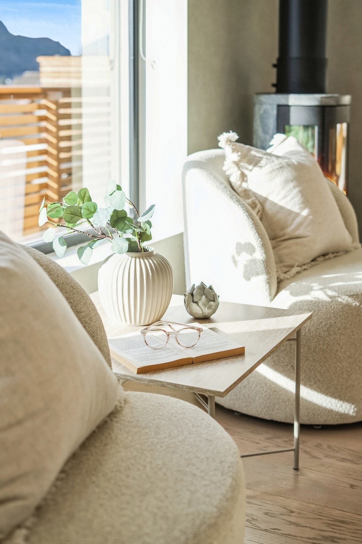 En varm kopp te, en god bok og sollys som strømmer inn gjennom vinduet - akkurat slik en stille stund hjemme skal føles. Galleribilde