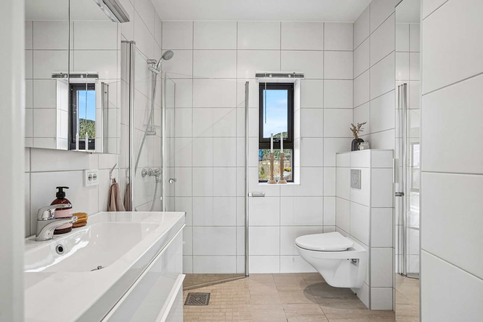 Det er to bad i boligen, et i hver etasje. Badet i hovedetasjen er helfliset med elektriske varmekabler i gulvet. Galleribilde