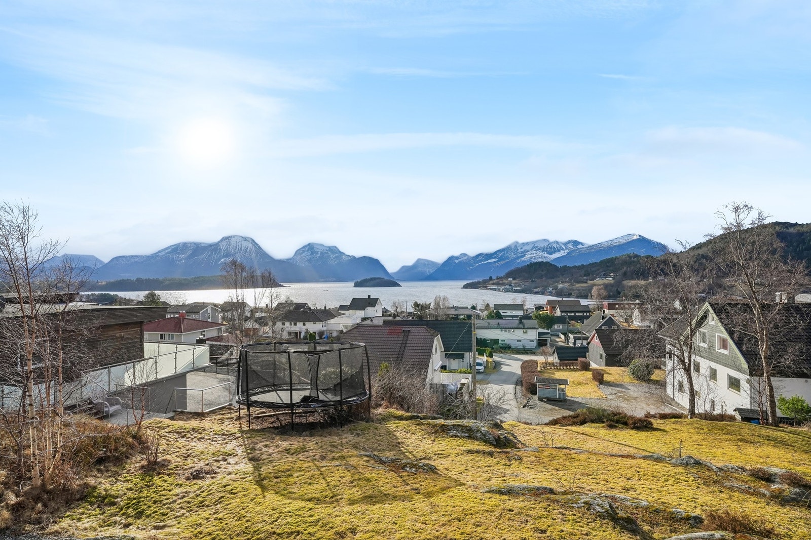 Fra eiendommen har man spektakulær utsikt mot Flisholmen, Storfjorden, Hjørundfjorden og Sunnmørsalpene. Galleribilde