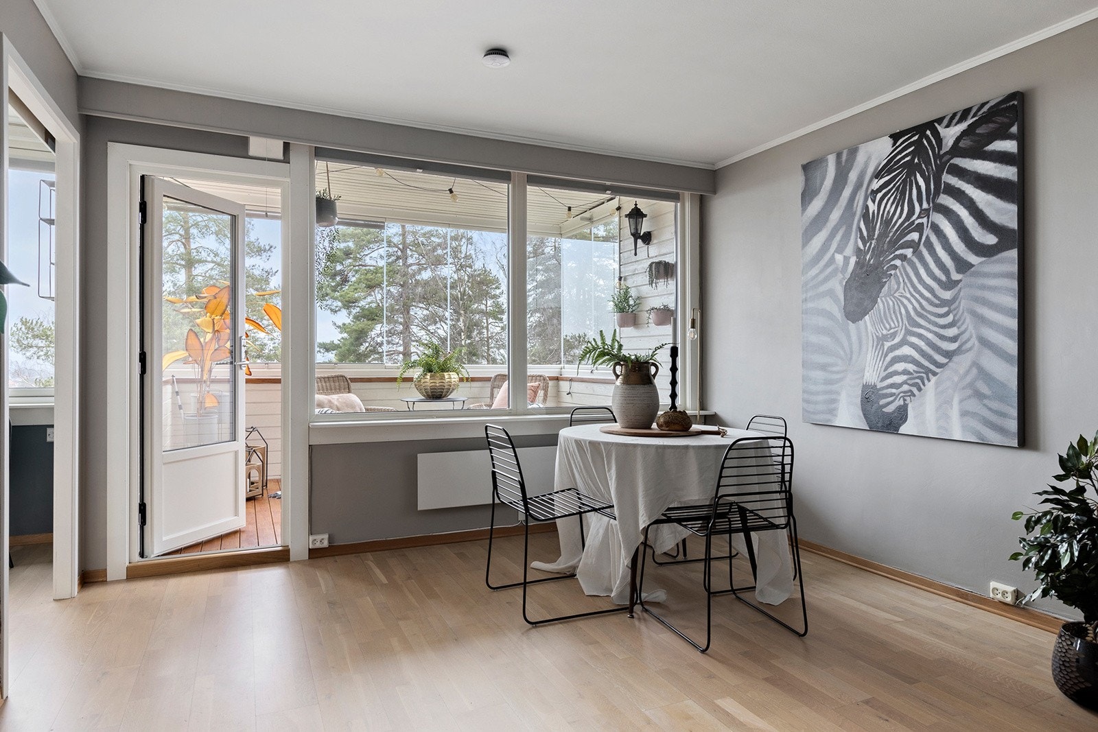 Store vindusflater gir godt med naturlig lys og setter stemningen. Galleribilde