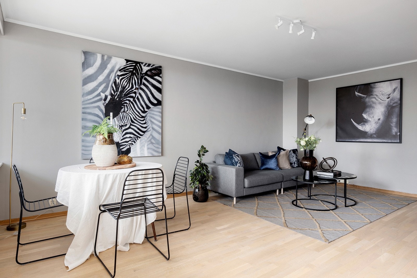 Lys og åpen stue med god plass til både salong og spisegruppe. Galleribilde