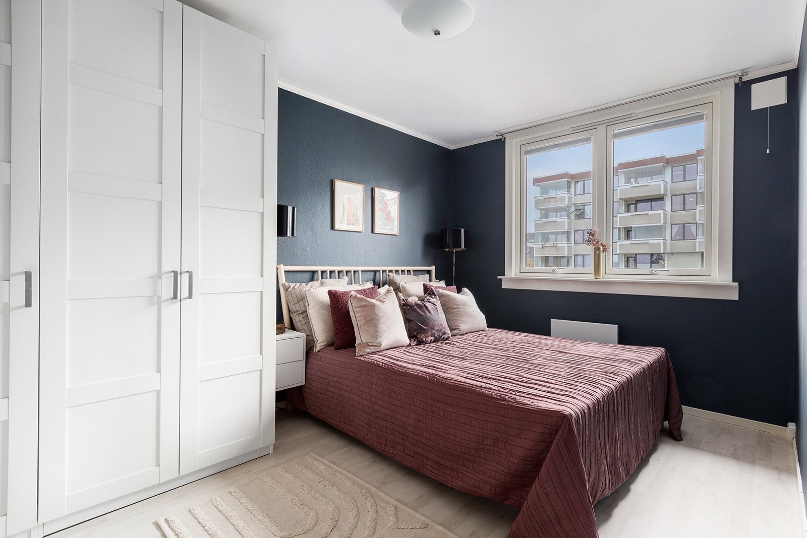 Stilrent hovedsoverom med god plass til seng og garderobe. Galleribilde
