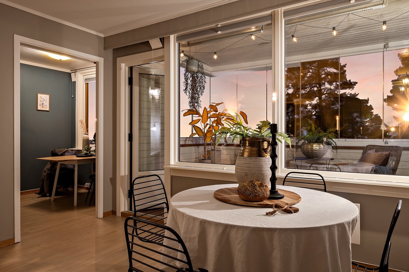 Kveldsstemning rundt spisebordet - med store vindusflater som slipper inn utsikten. Galleribilde