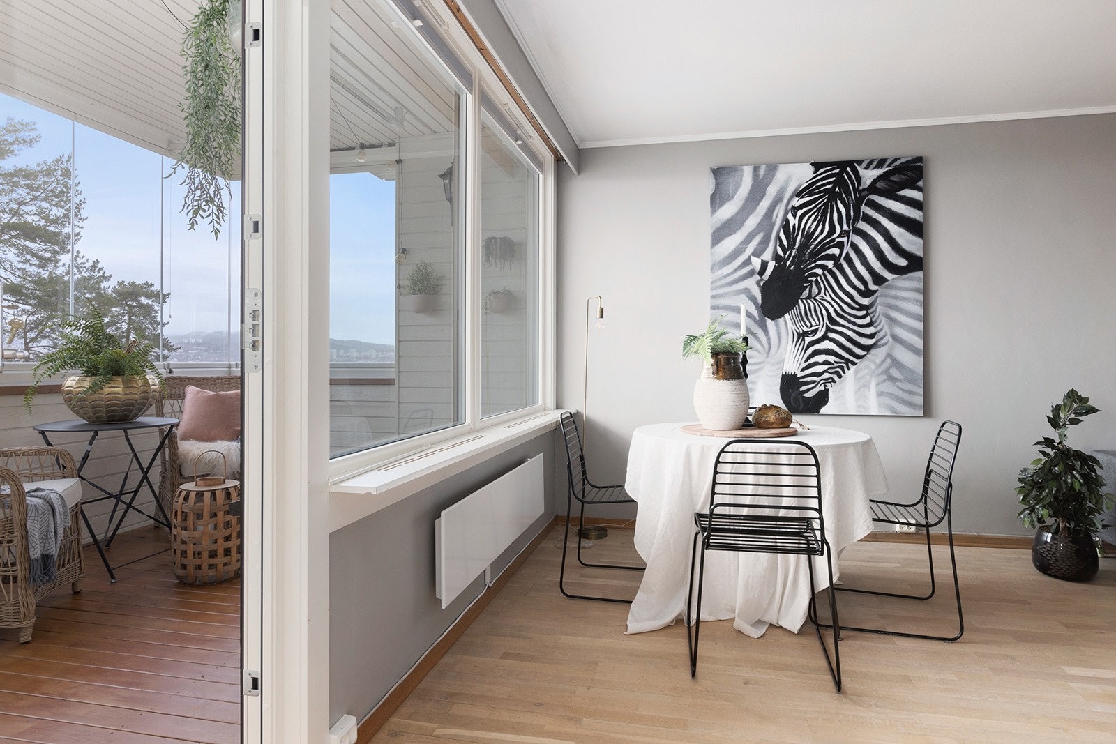 Fra stuen har man tilgang til leilighetens nordvestvendte balkong. Galleribilde